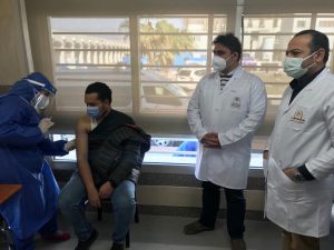 الأطقم الطبية ببدر الجامعي جامعة حلوان تتلقى التطعيمات ضد فيروس كورونا