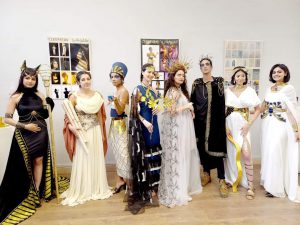 الفنون الجميلة بحلوان تنظم معرض تصميم أزياء مسرحية تاريخية