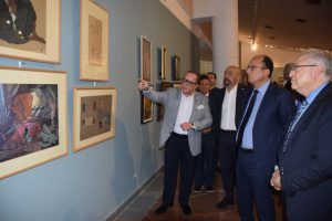 رئيس #جامعة_حلوان يفتتح معرض “رحلة فن” للفنان ناجي شاكر